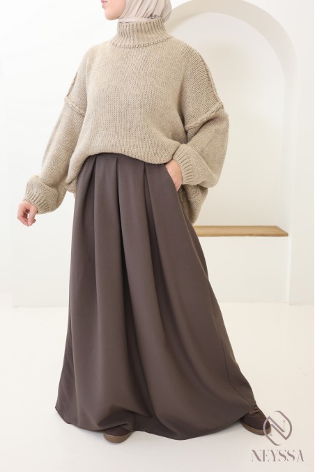 Modest women's oversized knitted sweater, ideal for winter outfits