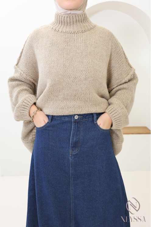 Modest women's oversized knitted sweater, ideal for winter outfits