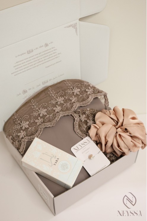 Gift box for women featuring a long abaya and Yara Must Have perfume