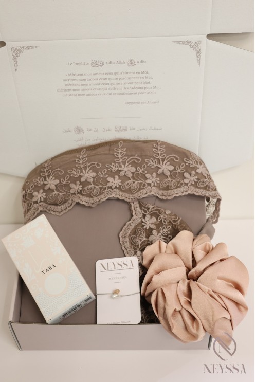 Gift box for women featuring a long abaya and Yara Must Have perfume