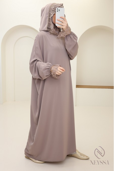 Geschenkbox für Frauen mit langer Abaya und Parfüm Yara Must Have