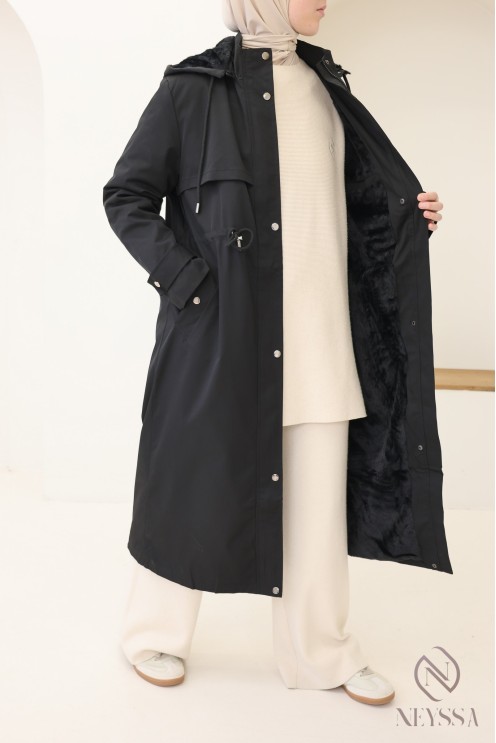 Langer schwarzer Parka mit Fellfutter, wasserabweisender Stoff