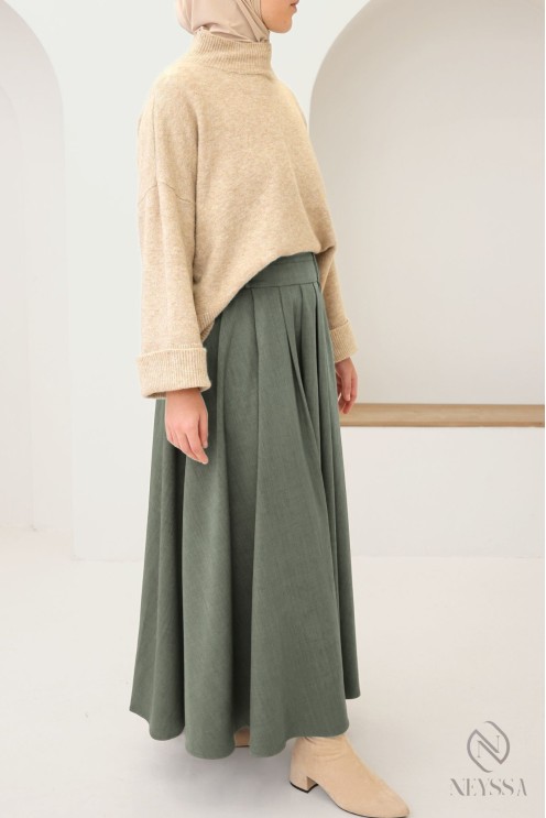 Long tailored skirt with pleats and pockets, flared cut