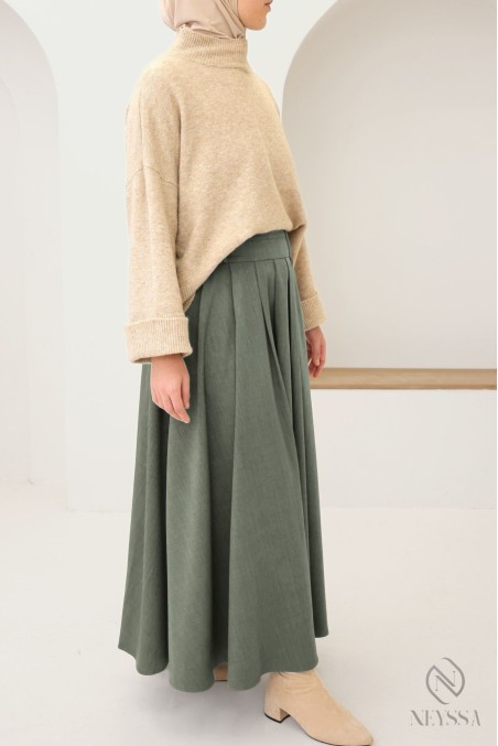 Long tailored skirt with pleats and pockets, flared cut