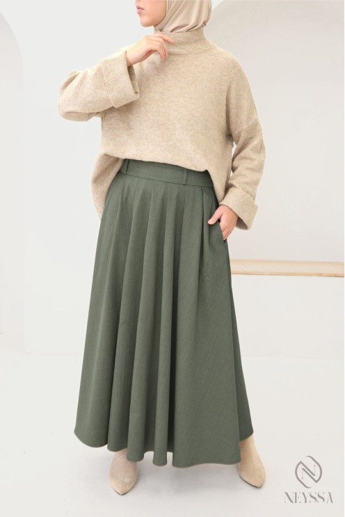 Long tailored skirt with pleats and pockets, flared cut