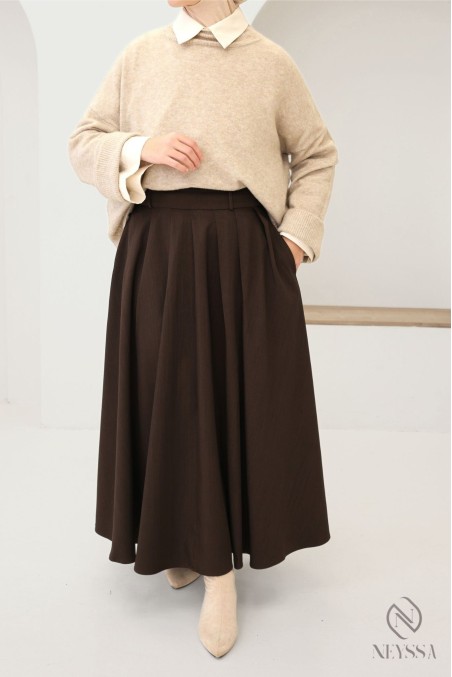Long tailored skirt with pleats and pockets, flared cut