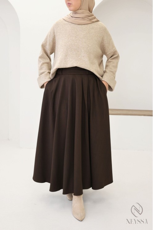Long tailored skirt with pleats and pockets, flared cut