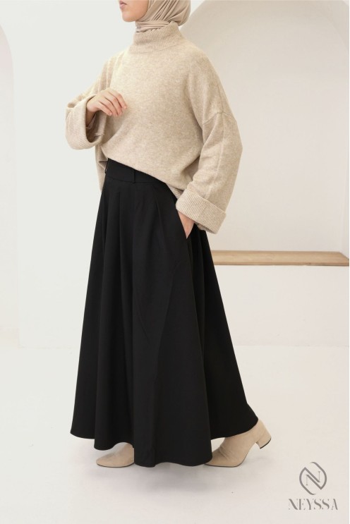 Long tailored skirt with pleats and pockets, flared cut
