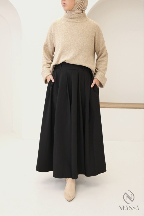 Long tailored skirt with pleats and pockets, flared cut