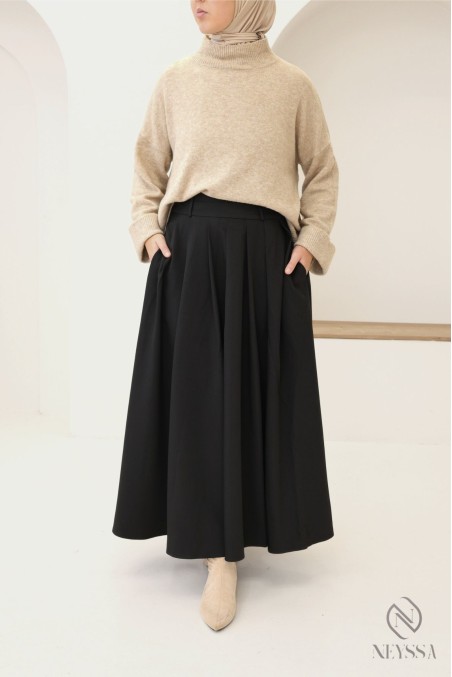 Long tailored skirt with pleats and pockets, flared cut