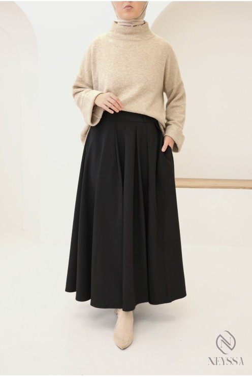 Long tailored skirt with pleats and pockets, flared cut