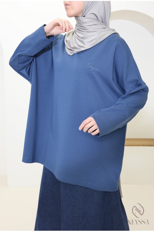 Oversized sweatshirt-style cotton T-shirt for athletic hijabi women