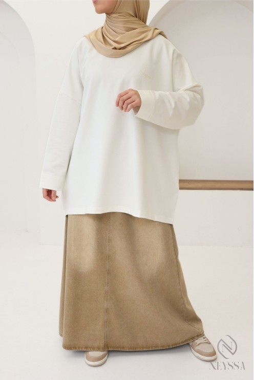 Mid-length ivory T-shirt for hijabi women for trendy sports