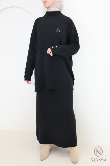 Schwarzes Ensemble mit langer Tunika und gewebtem Rock