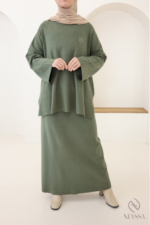 Khakifarbenes Set aus langem Rock und Strickjacke