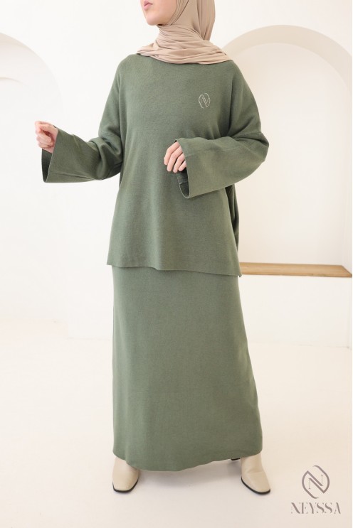 Khakifarbenes Set aus langem Rock und Strickjacke