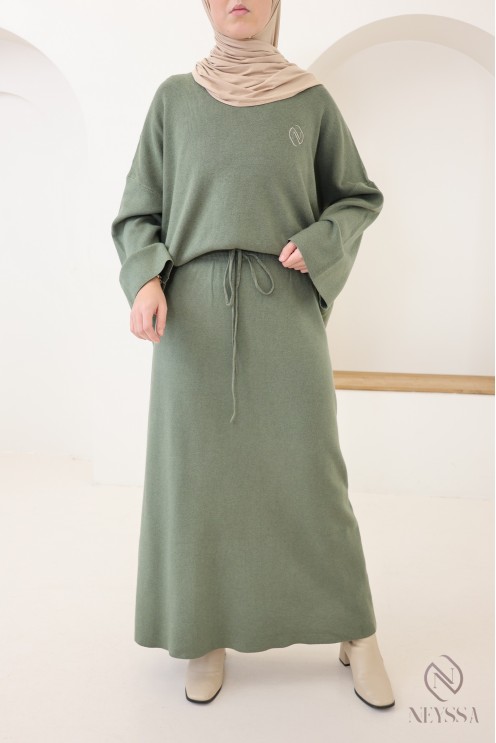 Khakifarbenes Set aus langem Rock und Strickjacke