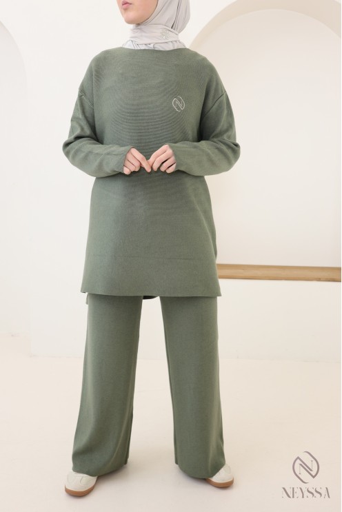 Women's soft woven knit jumper and trousers set, modest cut
