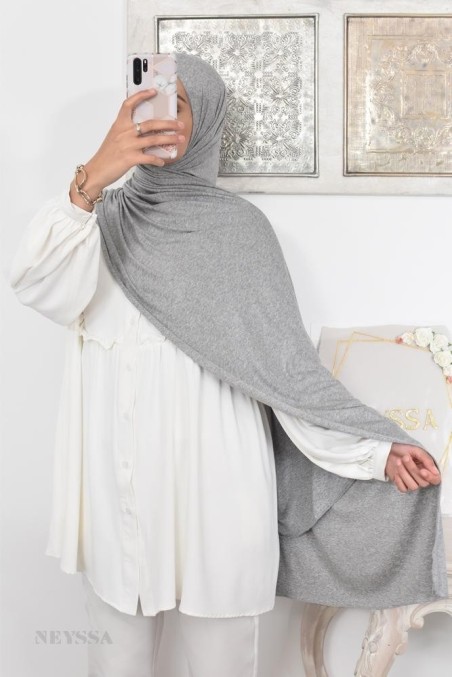 Crinckles hijab box to offer a Muslim woman.