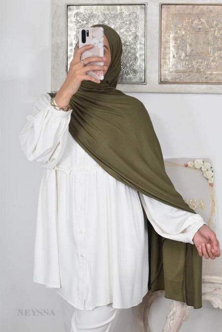 Crinckles hijab box to offer a Muslim woman.