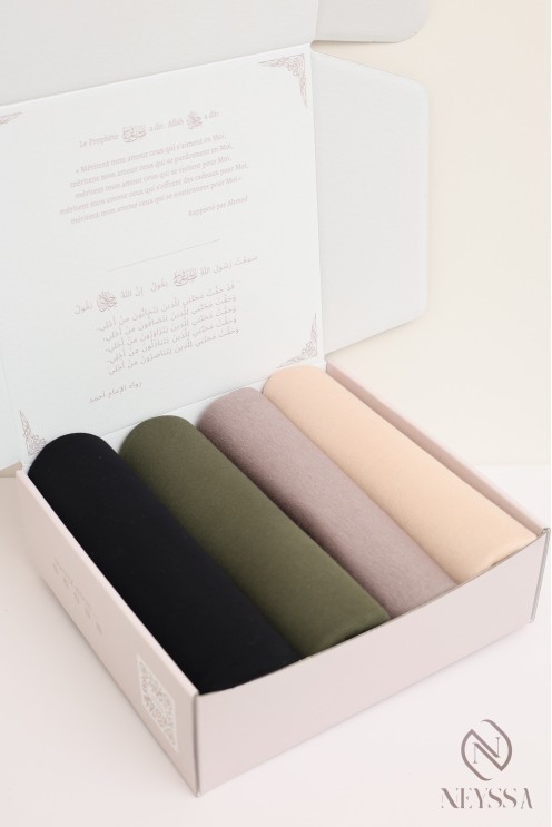 Crinckles hijab box to offer a Muslim woman.