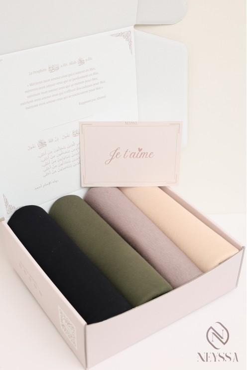 Crinckles hijab box to offer a Muslim woman.