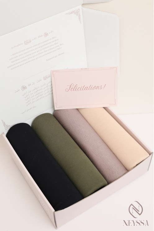 Crinckles hijab box to offer a Muslim woman.