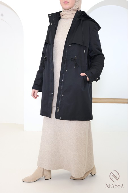 Parka femme mi longue à capuche avec fourrure à l'intérieur.