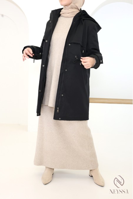 Parka femme mi longue à capuche avec fourrure à l'intérieur.