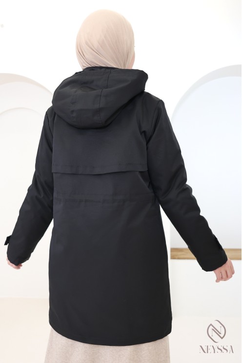 Halblanger Parka für Damen mit Kapuze und Fellfutter.