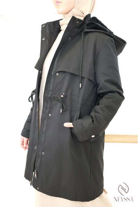 Halblanger Parka für Damen mit Kapuze und Fellfutter.