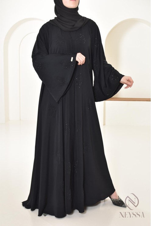 Ausgestellte Abaya Dubai mit Strasssteinen verziert, Hijabi-Look.