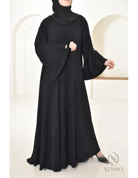 Ausgestellte Abaya Dubai mit Strasssteinen verziert, Hijabi-Look.