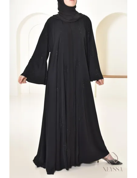 Ausgestellte Abaya Dubai mit Strasssteinen verziert, Hijabi-Look.