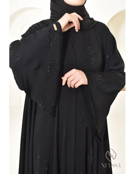 Ausgestellte Abaya Dubai mit Strasssteinen verziert, Hijabi-Look.