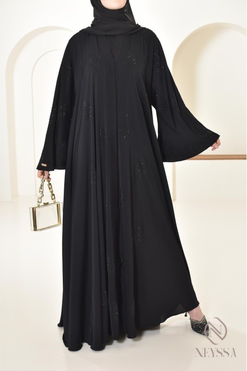 Ausgestellte Abaya Dubai mit Strasssteinen verziert, Hijabi-Look.
