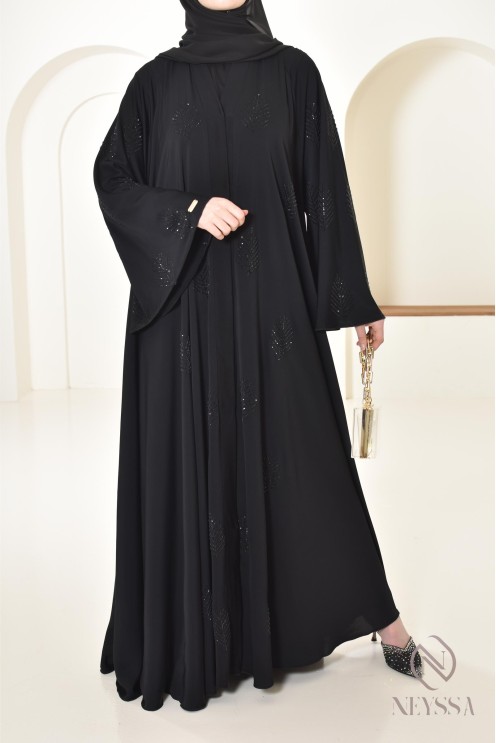 Ausgestellte Abaya Dubai mit Strasssteinen verziert, Hijabi-Look.