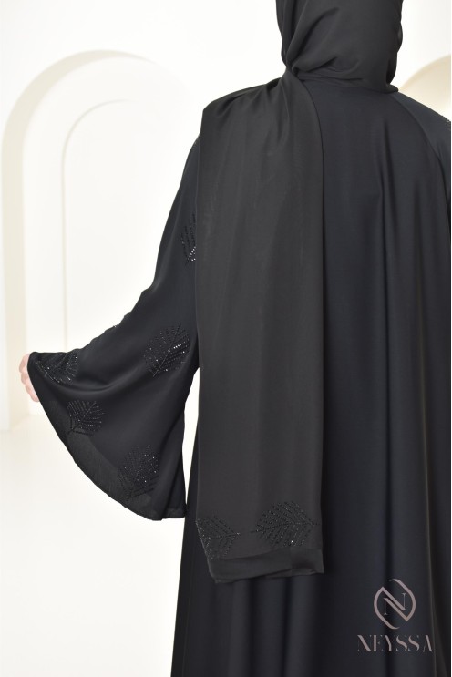 Ausgestellte Abaya Dubai mit Strasssteinen verziert, Hijabi-Look.