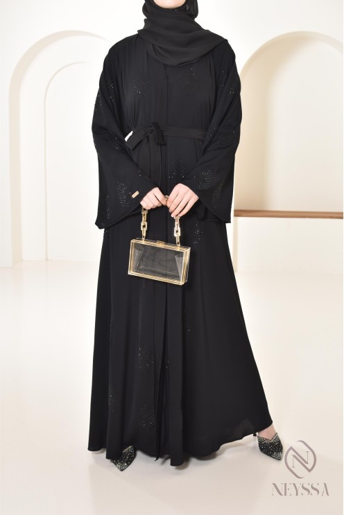 Ausgestellte Abaya Dubai mit Strasssteinen verziert, Hijabi-Look.