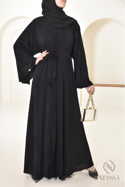 Ausgestellte Abaya Dubai mit Strasssteinen verziert, Hijabi-Look.