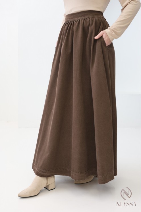 Long brown denim skirt without slits, made from cotton