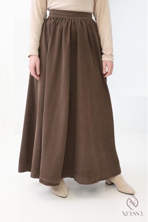 Long brown denim skirt without slits, made from cotton