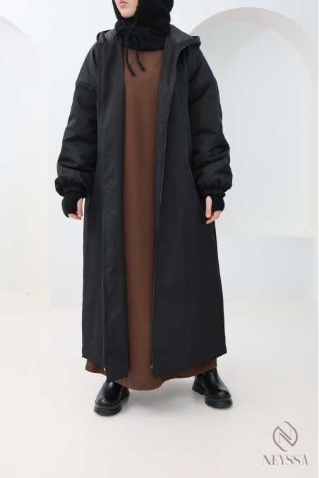 Langer schwarzer Parka mit Puffärmeln für modebewusste Hijabi-Frauen
