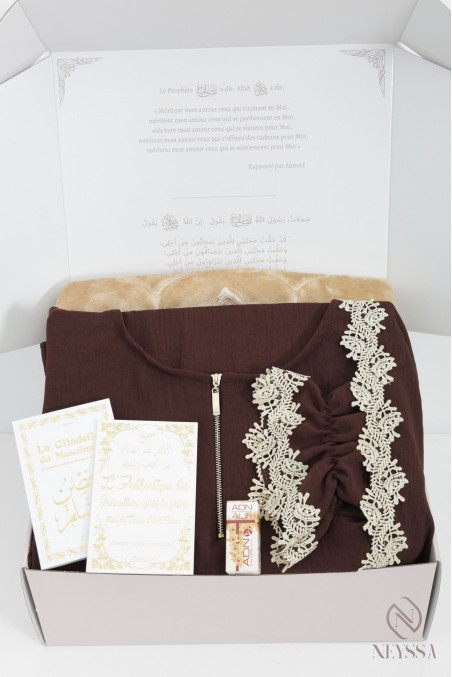 Geschenkbox mit braunem Gebetskleid mit integrierter Hijab-Spitze