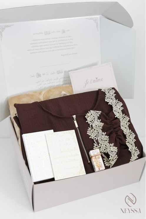 Ready-to-give box with brown lace prayer outfit and integrated hijab
