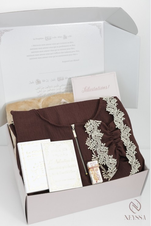 Ready-to-give box with brown lace prayer outfit and integrated hijab