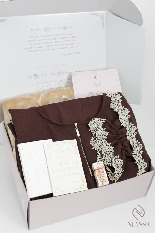 Box prête à offrir avec tenue prière marron dentelles hijab intégré