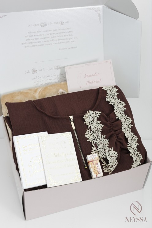 Box prête à offrir avec tenue prière marron dentelles hijab intégré