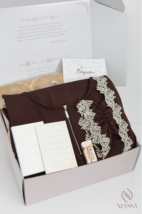 Box prête à offrir avec tenue prière marron dentelles hijab intégré