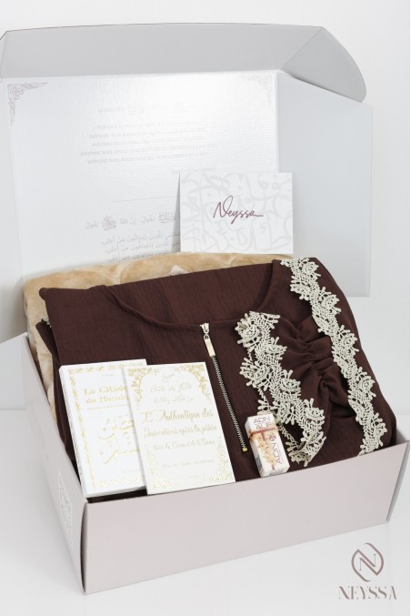 Geschenkbox mit braunem Gebetskleid mit integrierter Hijab-Spitze